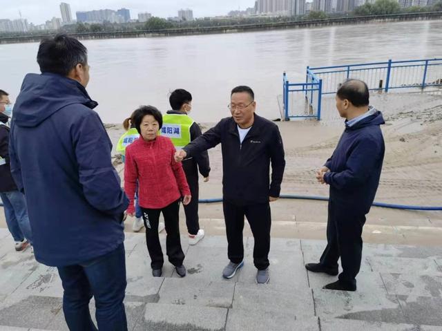 王靖检查指导咸阳湖景区清淤及设施修复等工作