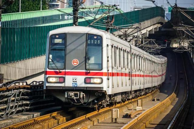 上海地铁1号线近30年老列车将退休登上热搜