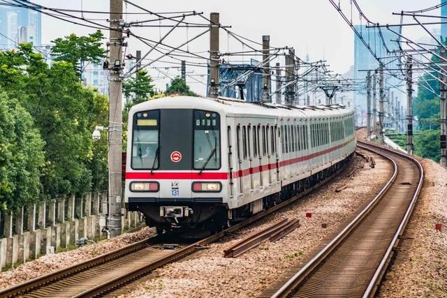上海地铁1号线近30年老列车将退休登上热搜