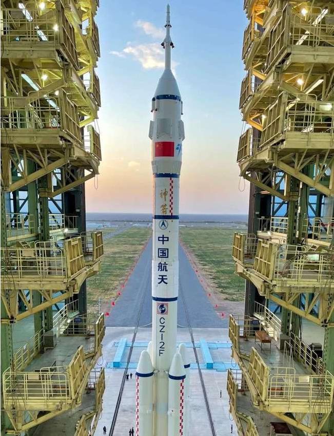 二号f遥十三运载火箭组合体已转运至发射区(图片来源:中国载人航天)