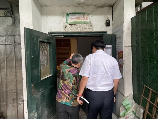 9月24日,汪杨在所辖社区解决居民问题。摄