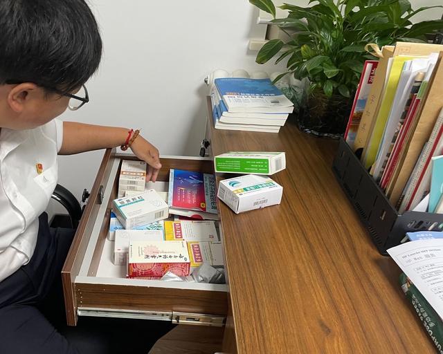 汪杨的办公室抽屉里堆满了药物。新京报记者 左琳 摄