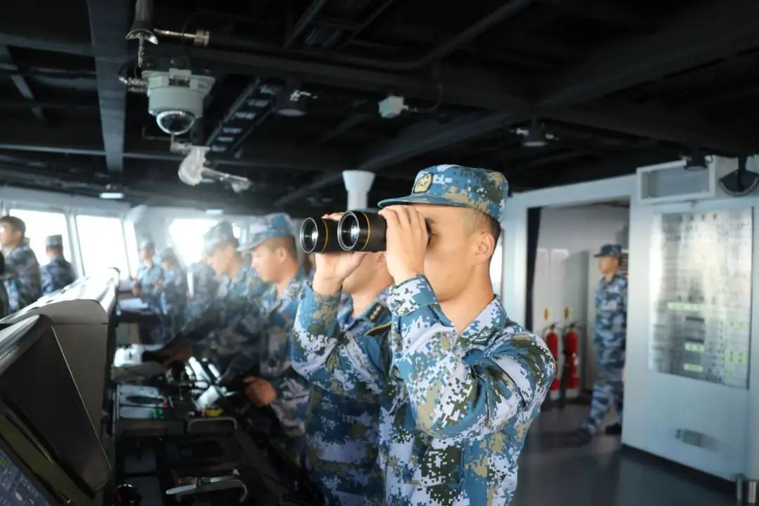 中方水兵远眺海面(王锐涛 摄)