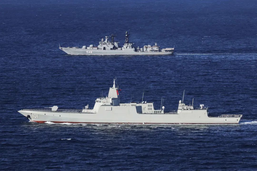 当地时间10月15日,中俄“海上联合-2021”演习进入实兵演练阶段,南昌舰和俄大型反潜舰在联合机动(王游 摄)