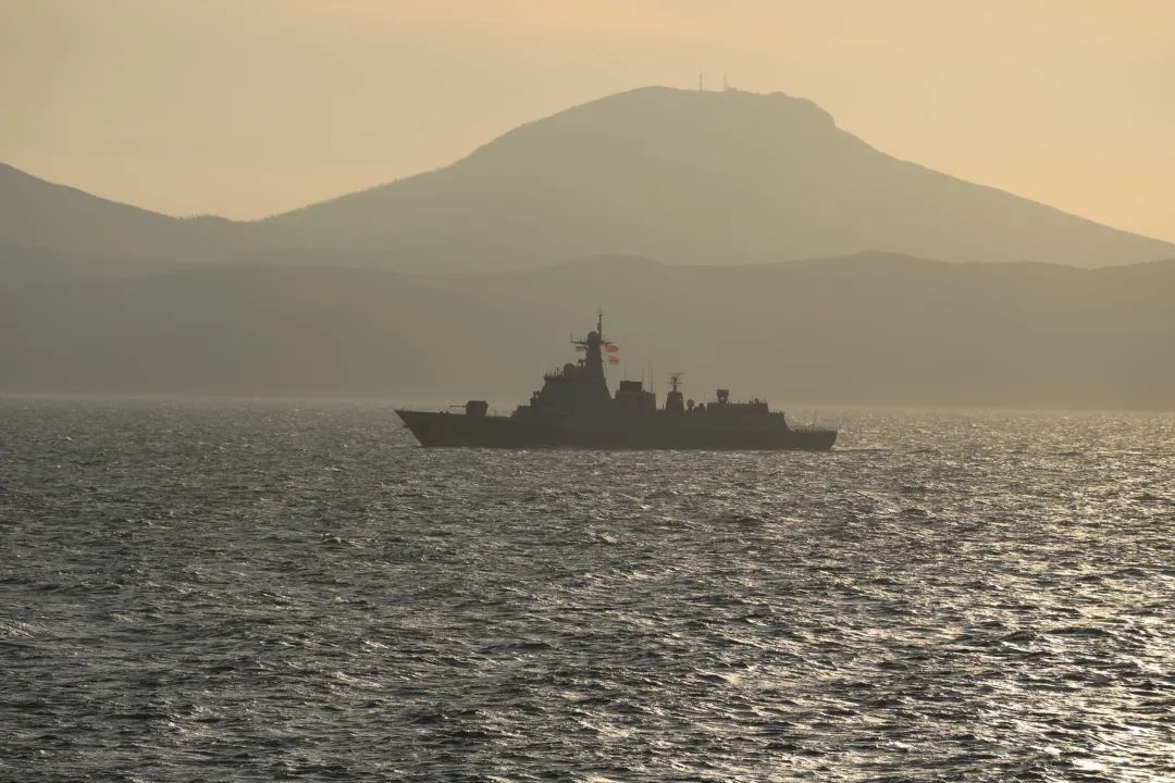 军舰破浪前行(王锐涛 摄)