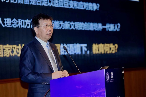 图说:华东师范大学校长钱旭红