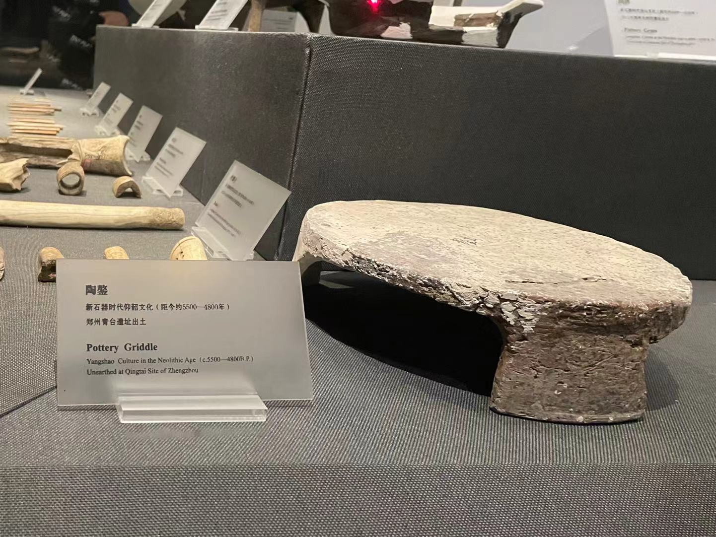 数千年前郑州先民使用的陶鏊。(未来网记者凌萌 摄)
