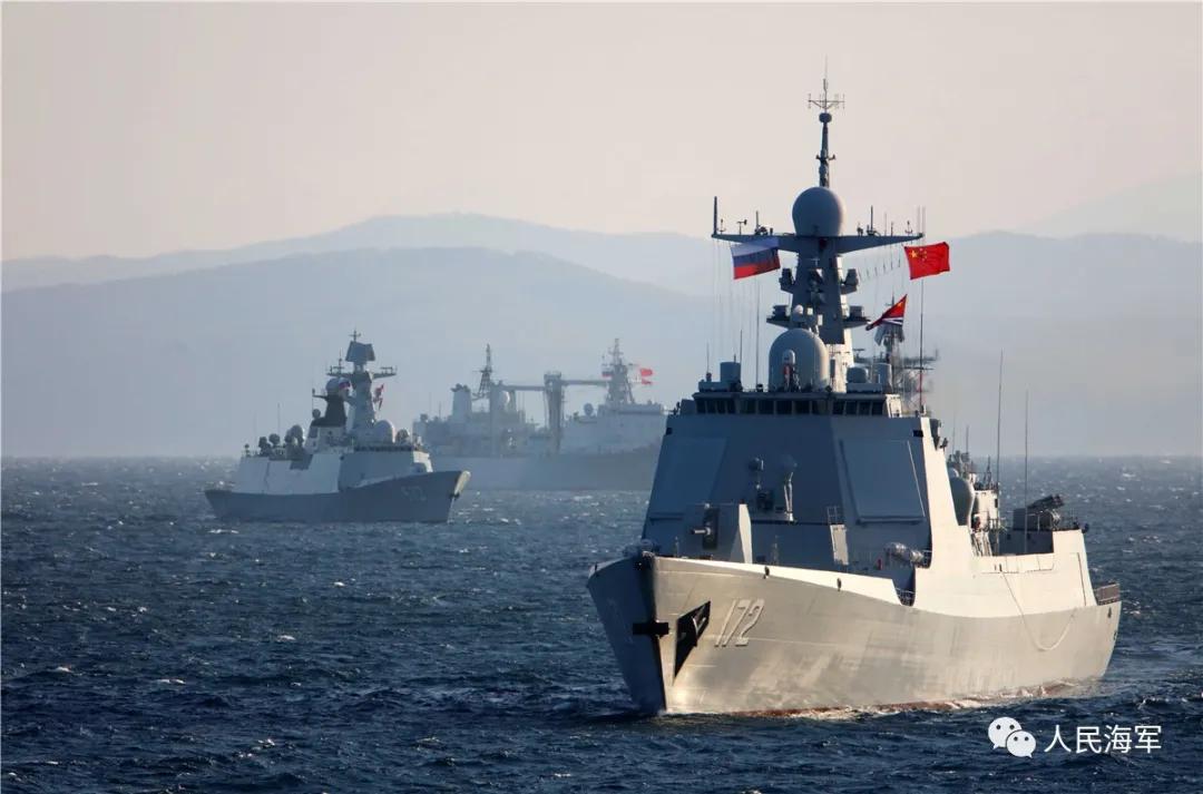 △当地时间10月15日,中俄“海上联合-2021”演习在俄罗斯彼得大帝湾附近海域展开多个课目演练。这是中国海军参演舰艇驶向演练海域。李唐 摄
