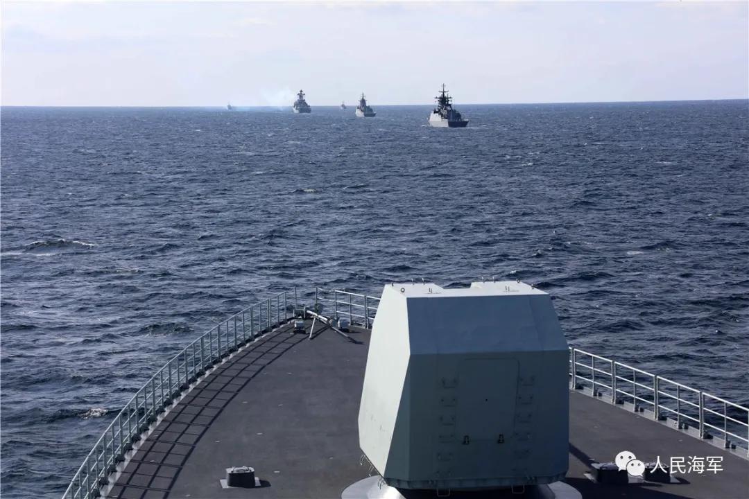 △当地时间10月15日,中俄“海上联合-2021”演习在俄罗斯彼得大帝湾附近海域展开多个课目演练。这是中俄舰艇编队组织海上航渡。李唐 摄