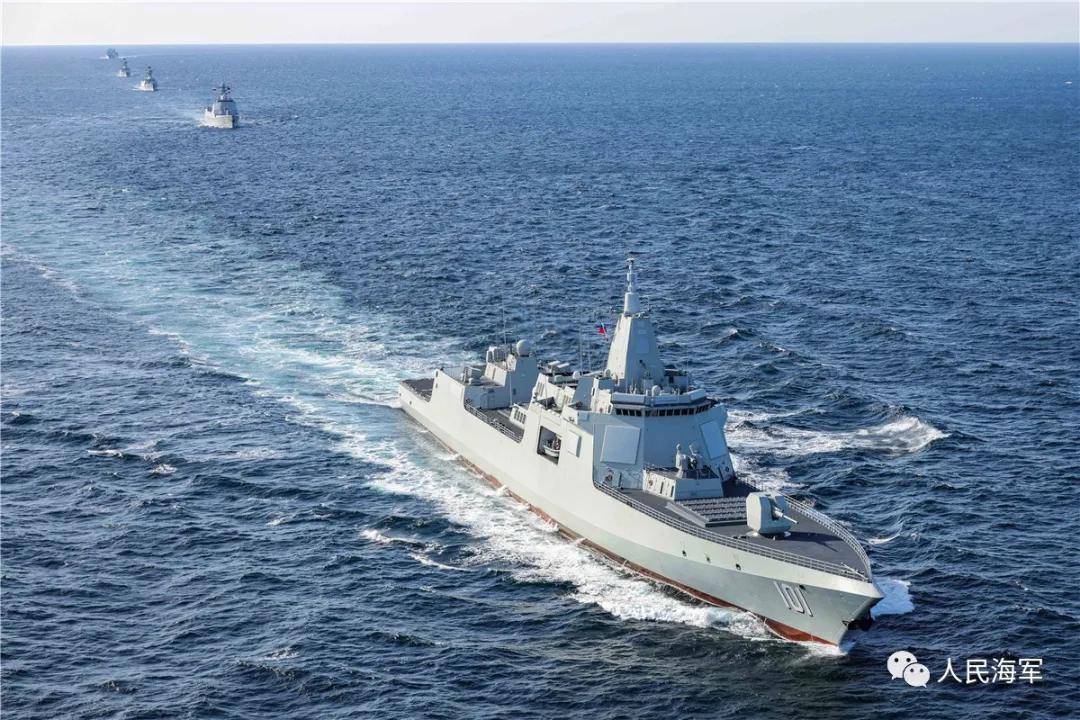 △当地时间10月15日,中俄“海上联合—2021”演习进入实兵演练阶段,101舰艇编队在航行机动。王游摄
