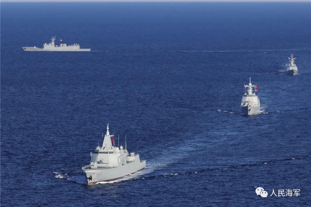 △当地时间10月15日,中俄“海上联合—2021”演习进入实兵演练阶段,这是海军101舰艇编队在联合机动。王游摄