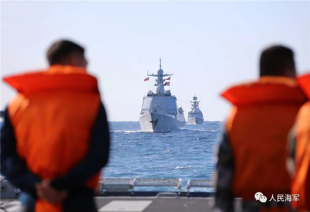△当地时间10月15日,中俄“海上联合-2021”演习在俄罗斯彼得大帝湾附近海域展开多个课目演练。这是中国海军舰艇编队在海上机动。李唐 摄