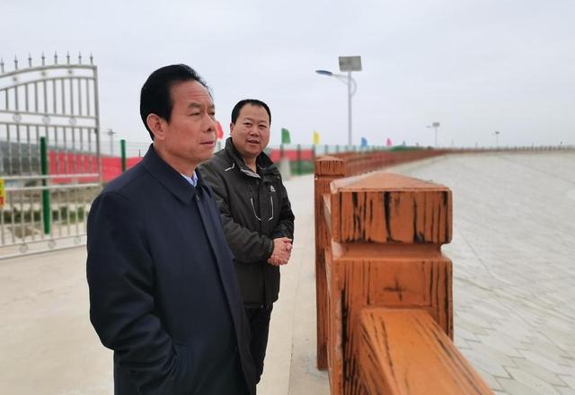 10月14日,县委书记谢占武在马营镇调研相关重点项目建设进展情况时