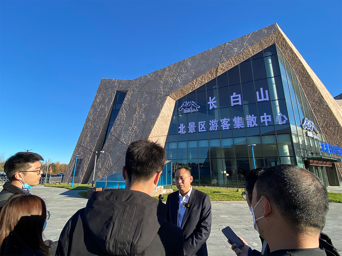 吉林省长白山开发建设(集团)有限责任公司总经理曹恩辉向记者们介绍