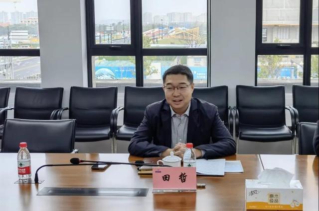 会上,奉贤新城公司党委书记,董事长汤民汇报奉贤新城总体开发建设情况