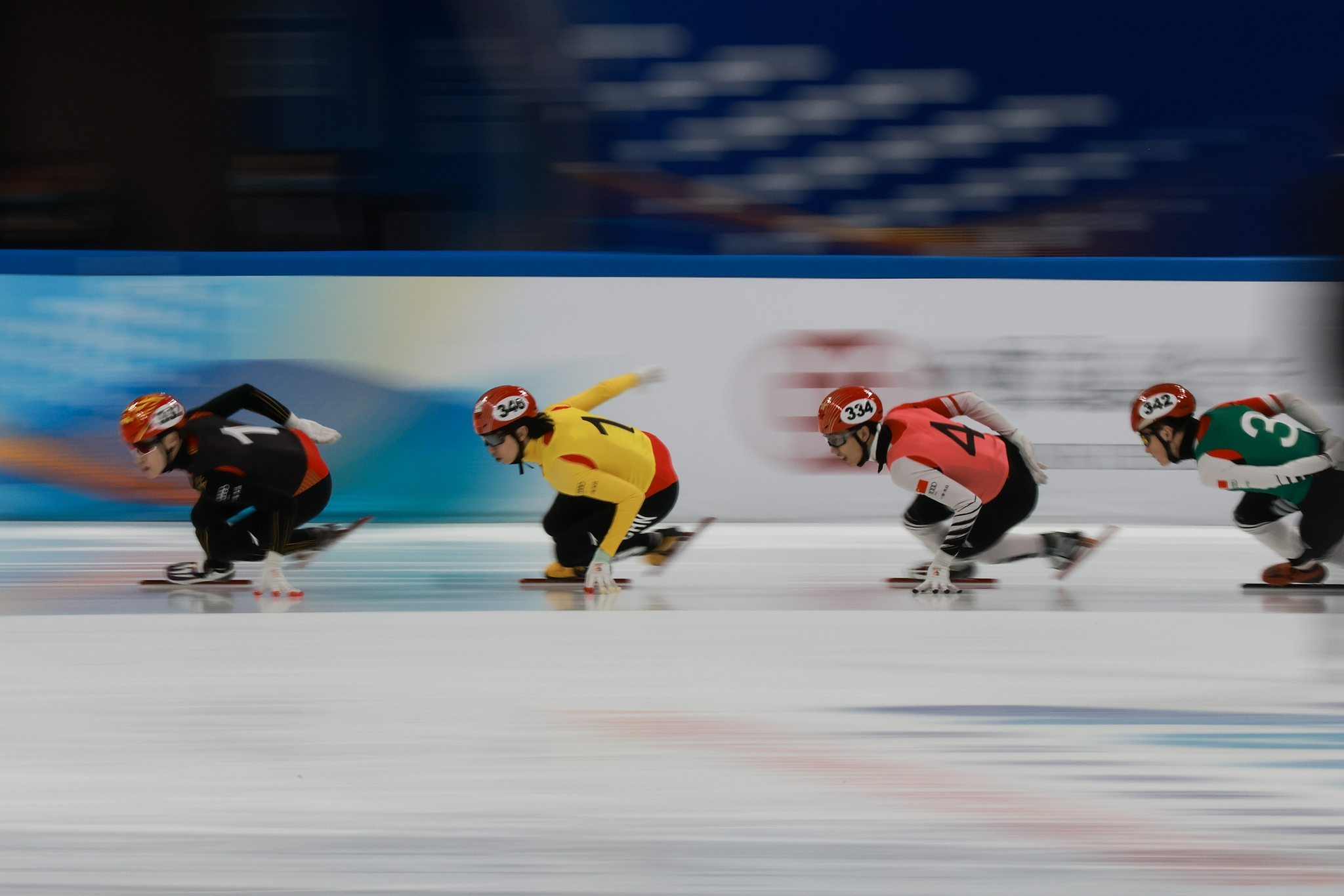 360名各国运动员抵京参加短道速滑世界杯
