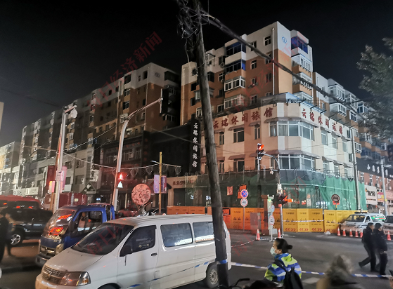 现场拉起警戒线 图片来源:每经记者 张怀水 摄