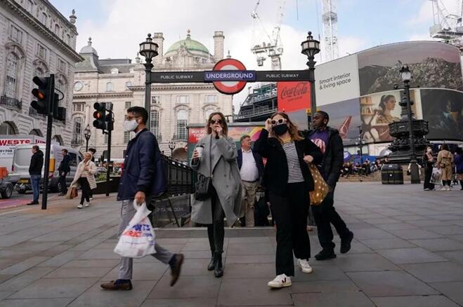 英国三个月来单日新增新冠病例首超50000例 政府被指"