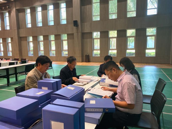 明查暗访组查阅企业相关规定 李莎摄