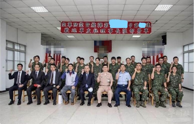 “军闻社”刊登这张“军友社”劳军照,因图中红布条露出导弹所属单位名称被指泄密,引基层官兵不满。图自台军媒“军闻社”