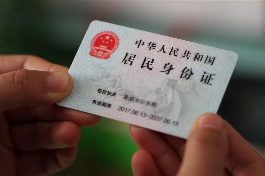 派出所一般可以查询到失主身份证绑定的手机号码.