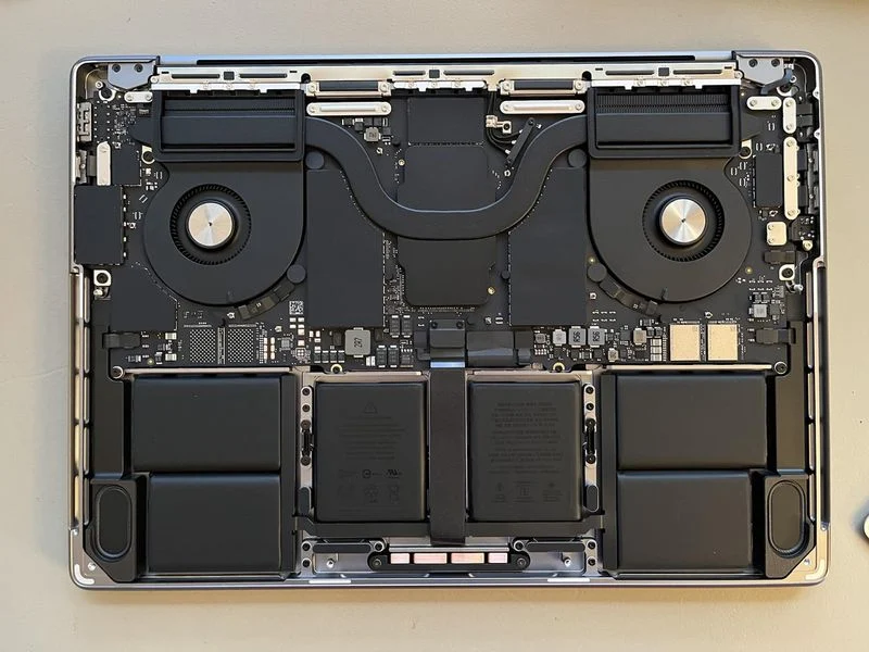 ▲ 新款 MacBook Pro 14 内部结构