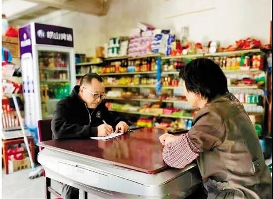 建德市洋溪街道连合村村干部逐户上门收罗农村村民住房根本信息。