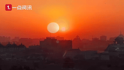 迎接新年↓同时鲜艳的五星红旗与太阳一同升起↓雄壮的国歌声响彻广场