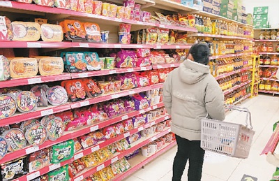 北京一家超市内的方便食品货架. 本报记者 康 朴摄