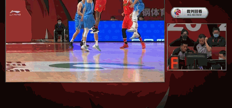 CBA再出闹剧!北京男篮不满判罚 主帅解立彬带头