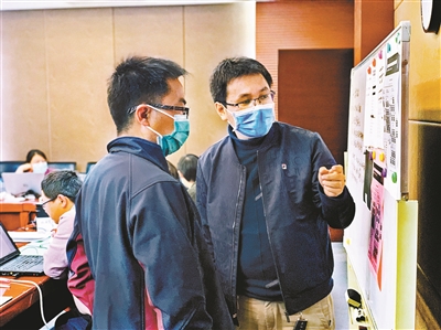 在办公室中间的空地上,一张昌平区地图平铺在地面上,供工作人员参考.