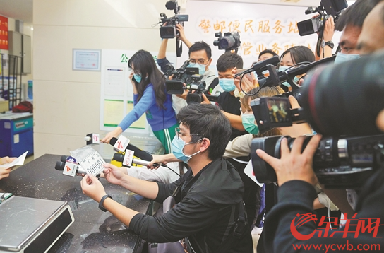 昨日,黎先生拿到电动自行车号牌 羊城晚报全媒体记者 林桂炎 摄
