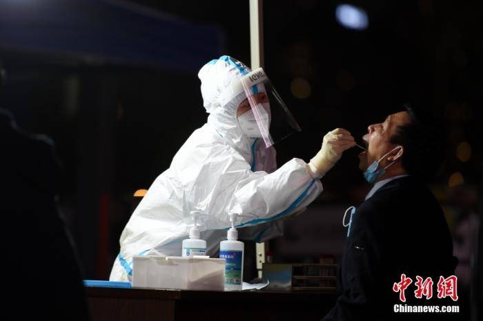 医护人员为居民做核酸检测。 中新社记者 何蓬磊 摄