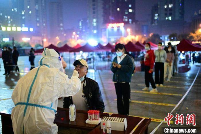 资料图:江西省九江市柴桑区局部区域核酸检测有序进行。 杨风胜 摄