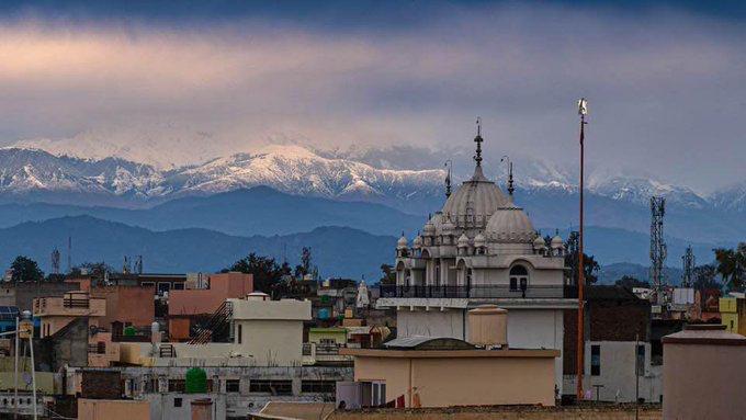 去年4月，印度民众拍摄的达兰达尔山脉，该山脉是喜马拉雅山脉的一部分。（图自推特）