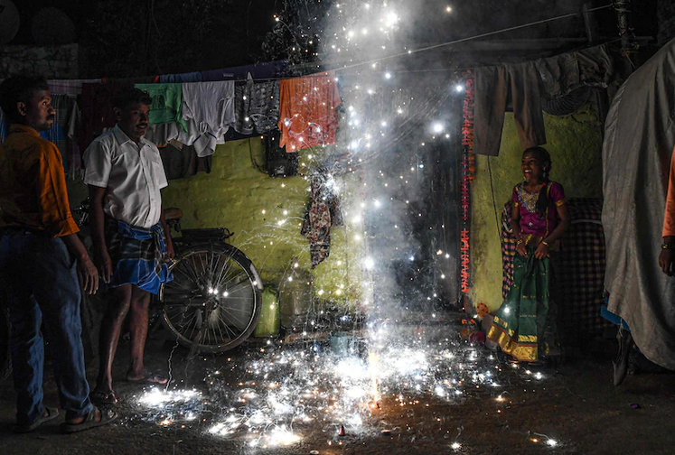 无视禁令，排灯节当晚燃放烟花爆竹的德里民众（图自印媒）