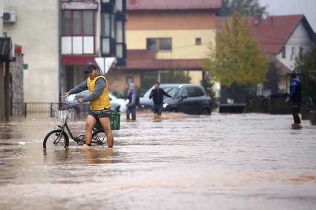 当地时间11月5日,波黑首都萨拉热窝遭遇暴雨引发山洪,城市被积水淹没