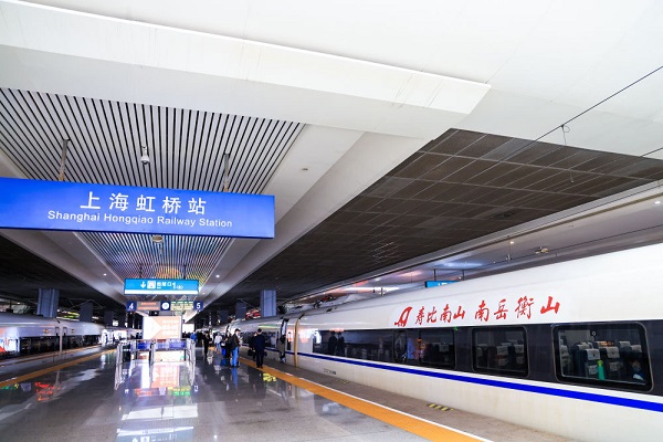 图说:印有"寿比南山 南岳衡山"字样的高铁冠名列车从上海始发 采访