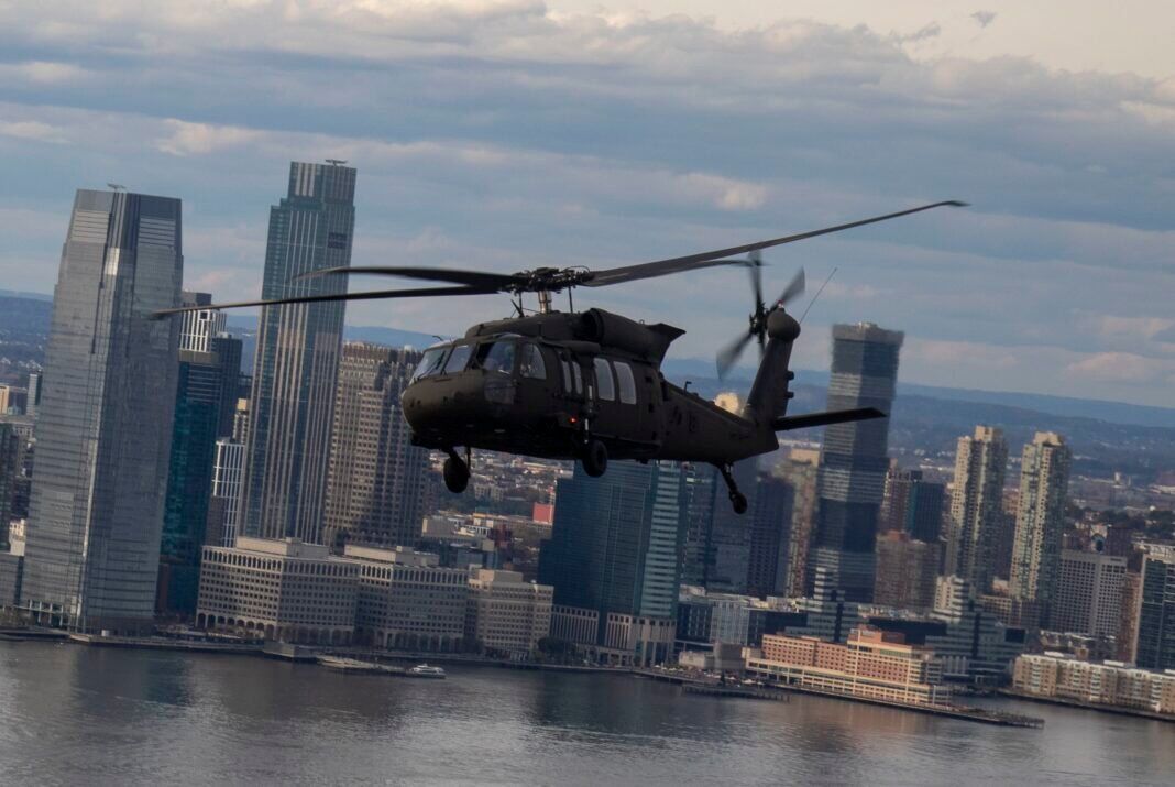 美军“黑鹰”直升机在都市上空飞行 资料图