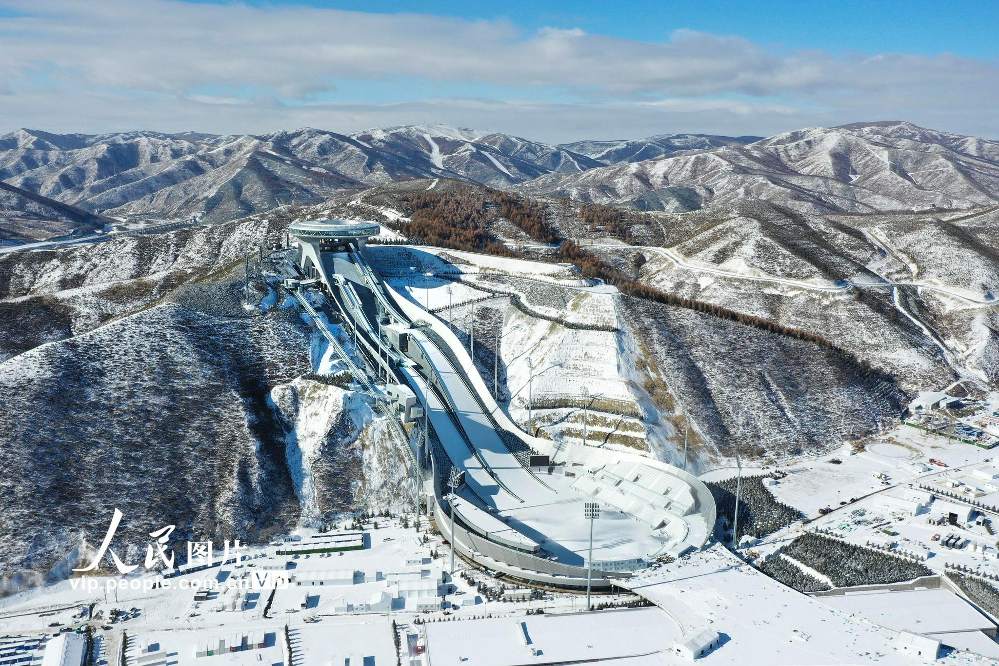 河北张家口:国家跳台滑雪中心"雪如意"开始造雪