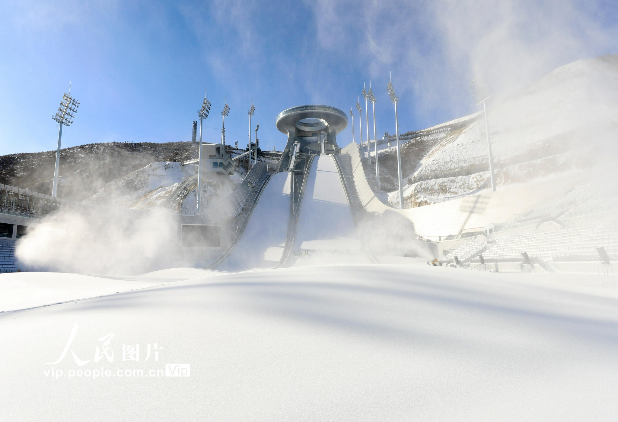 河北张家口:国家跳台滑雪中心"雪如意"开始造雪