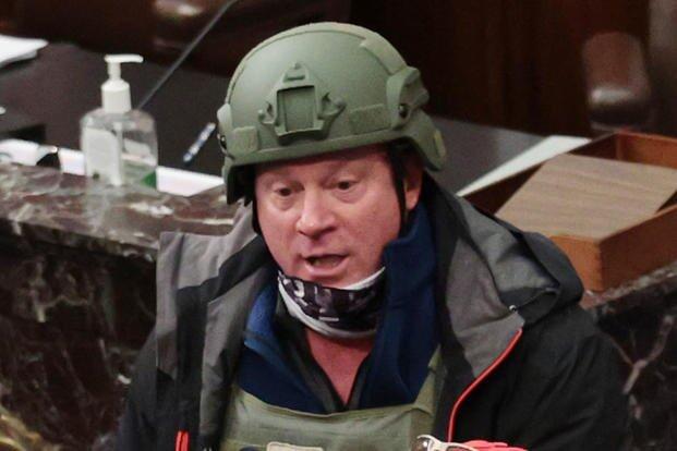 身着防弹衣、带着防弹头盔的布洛克进入国会大厦