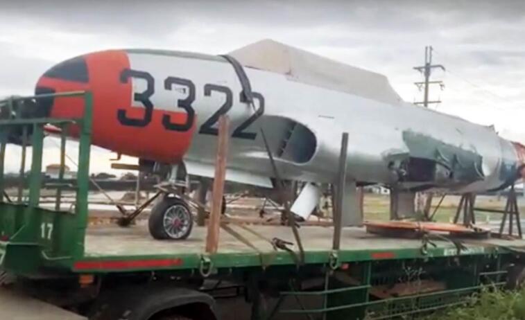 坠海F5战机已被打捞上岸？台湾街头一幕让民众困