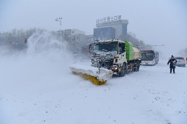 主城区利用机械进行清雪