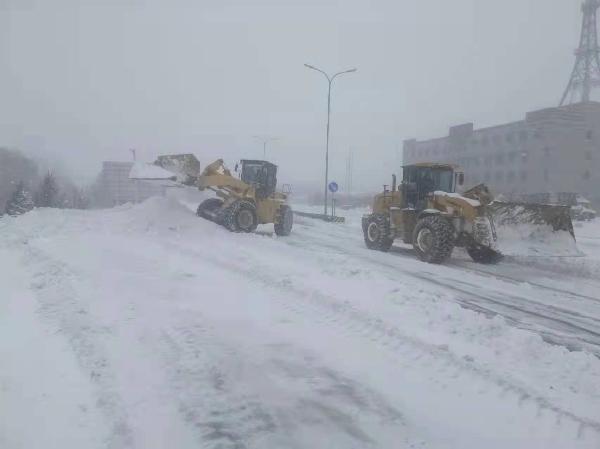 市公路养护中心在国道３０３线有序进行清雪工作