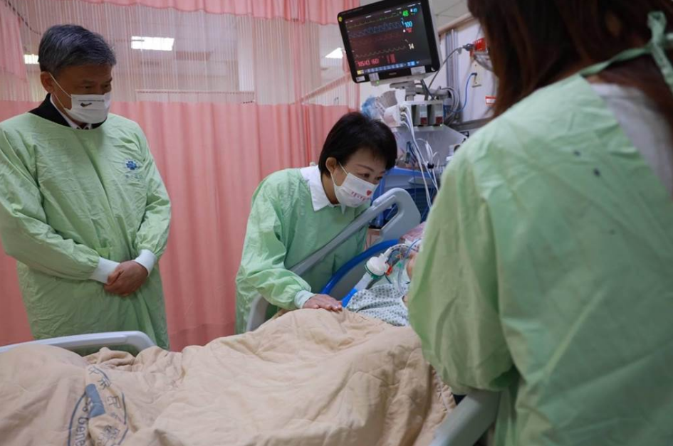 台中市长卢秀燕（中）到医院看望被殴打的大学生。图自台湾“中时新闻网”