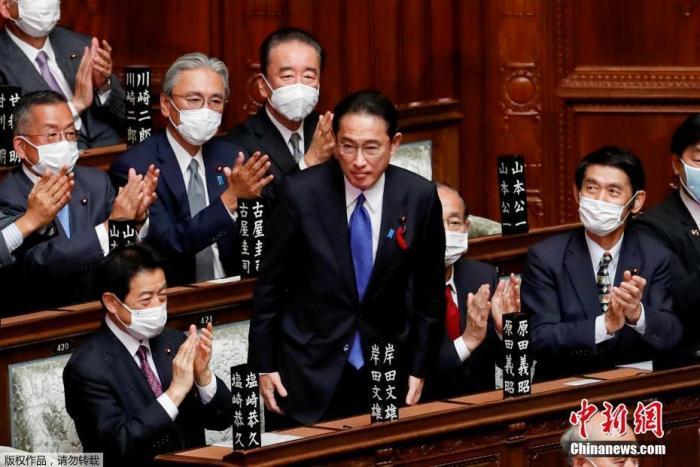当地时间10月4日，日本自民党总裁岸田文雄经过众院全体会议的首相指名选举成为第100任首相。图为岸田文雄（中）起身致谢。