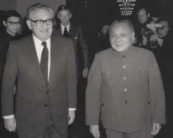 1985年11月，邓小平会见美国前国务卿亨利-基辛格博士。图片来源：新华社