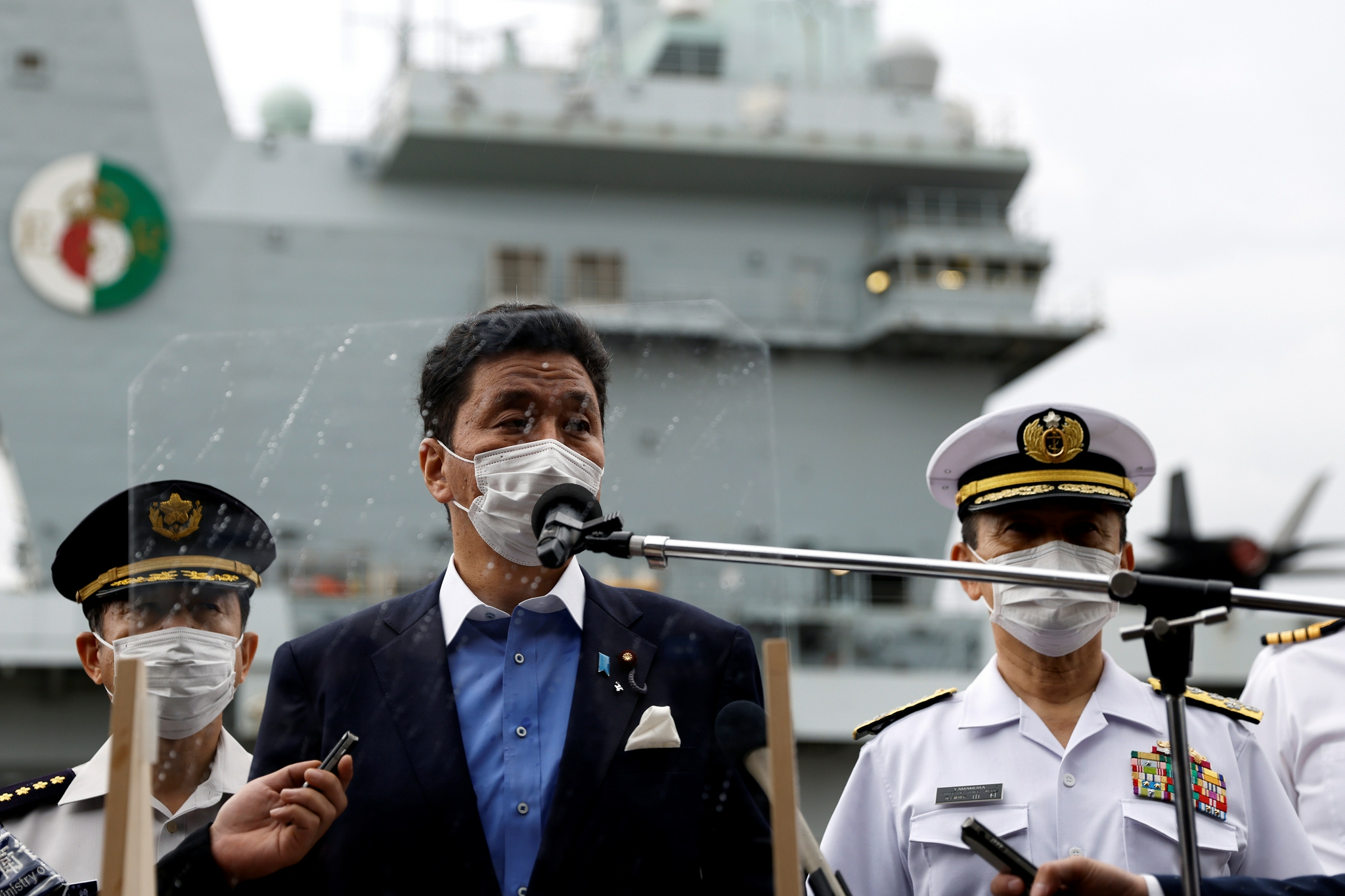 日本防卫大臣岸信夫参观英国皇家海军“伊丽莎白女王”号航空母舰，图源：澎湃影像 。