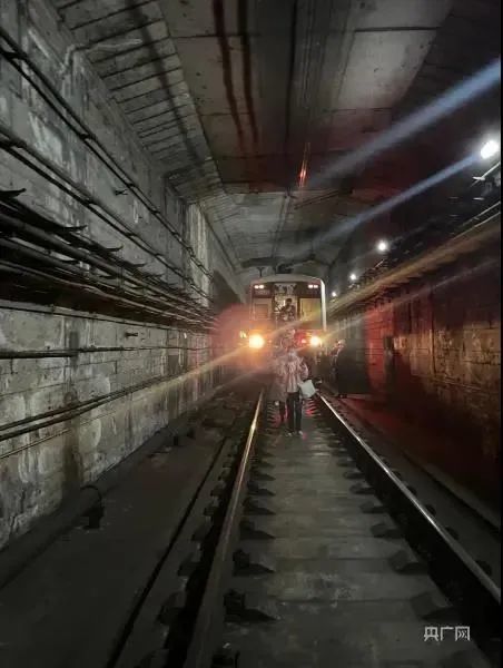 上海地铁1号线突发故障乘客从隧道内撤离
